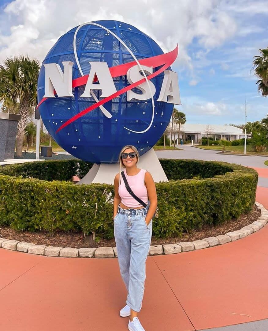 Noel de Castro, en una visita por el museo del Centro Espacial Kennedy de la NASA en febrero de 2021