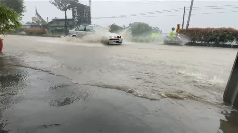 每逢大雨必淹，附近居民苦不堪言。(圖／翻攝畫面)