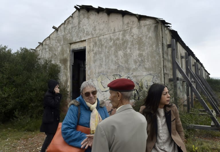 Un vétéran hrki et des membres d'une famille rapatriés d'Algérie à Salses-le-Château, dans les Pyrénées-Orientales, le 19 mars 2019 (RAYMOND ROIG)