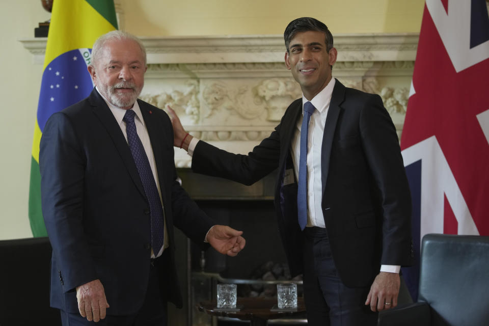 Britain's Prime Minister Rishi Sunak, right, greets President of Brazil, Lula da Silva as they pose for the media inside 10 Downing Street London, Friday, May 5, 2023. (AP Photo/Kin Cheung, POOL)