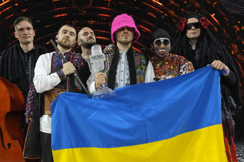 La Kalush orchestra vende il trofeo dell'Eurovision per 900 mila dollari. (AP Photo/Luca Bruno)