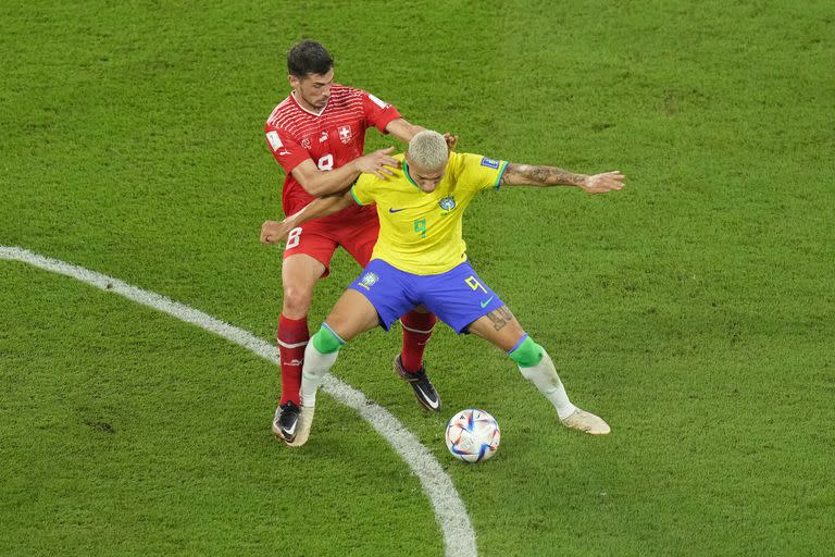 Richarlison controla la pelota durante el partido entre Brasil y Suiza