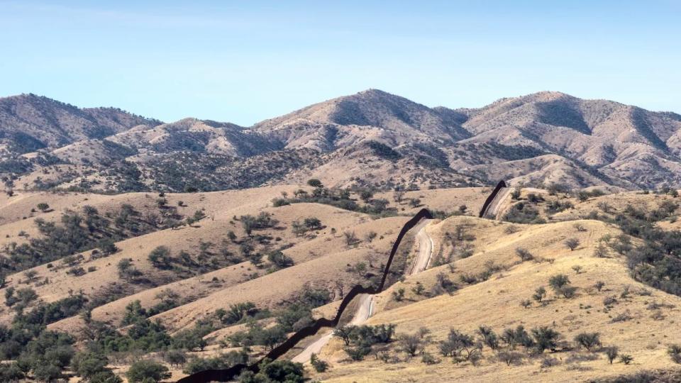 La valla fronteriza entre Estados Unidos y México cruza el remoto y escarpado desierto cerca de Nogales, Arizona, a solo unos kilómetros de la desolada carretera donde Manuel Córdova y Chris Buchleitner se encontraron el Día de Acción de Gracias hace 16 años. (Crédito: Charles Ommanney/Getty Images)