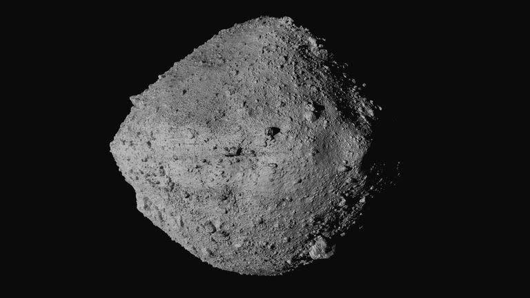 Esta imagen sin fecha proporcionada por la NASA muestra el asteroide Bennu visto desde la nave espacial OSIRIS-REx. 