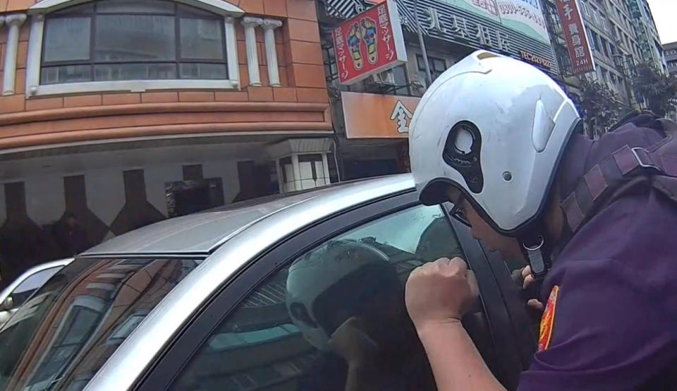 男子酒駕睡著車子停在路中警方敲打車窗要求盤查。（圖／翻攝畫面）