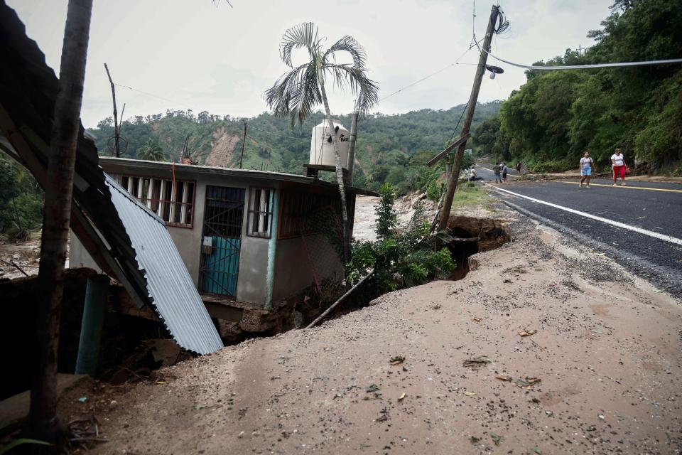 <p>Foto de una casa en la comunidad Kilómetro 4, cerca aAcapulco, Guerrero State, (Photo by RODRIGO OROPEZA/AFP via Getty Images)</p> 