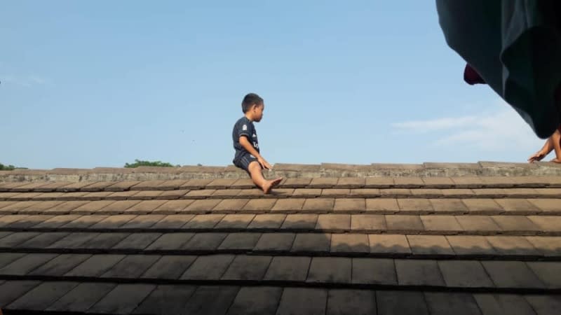 An Indonesian boy stays up on a roof for three hours to avoid getting circumcised. ― Picture via Facebook/anik.sutari.5