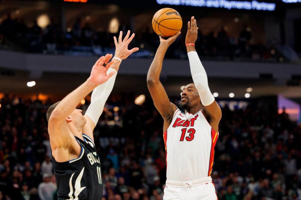 El centro del Heat Bam Adebayo tira al aro ante la marca de Brook López, de los Bucks, en el partido celebrado el 19 de abril de 2023 en Milwaukee.