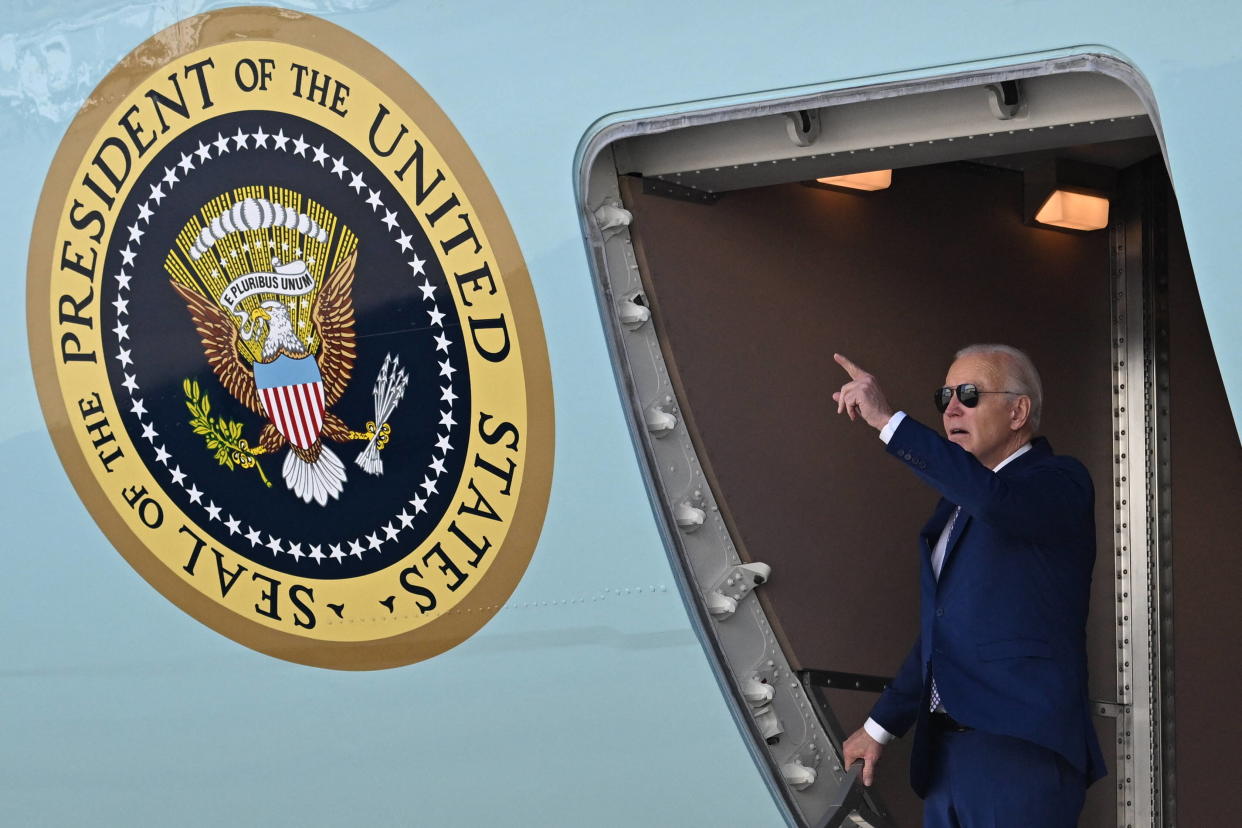 Joe Biden le 26 février 2024 à bord de l’Air Force One, l’avion présidentiel américain.