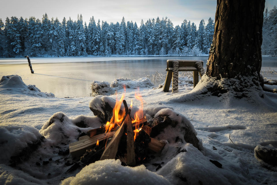 Im Winter noch wichtiger fürs Überleben: Ein Feuer in der Wildnis. (Symbolbild: Getty)