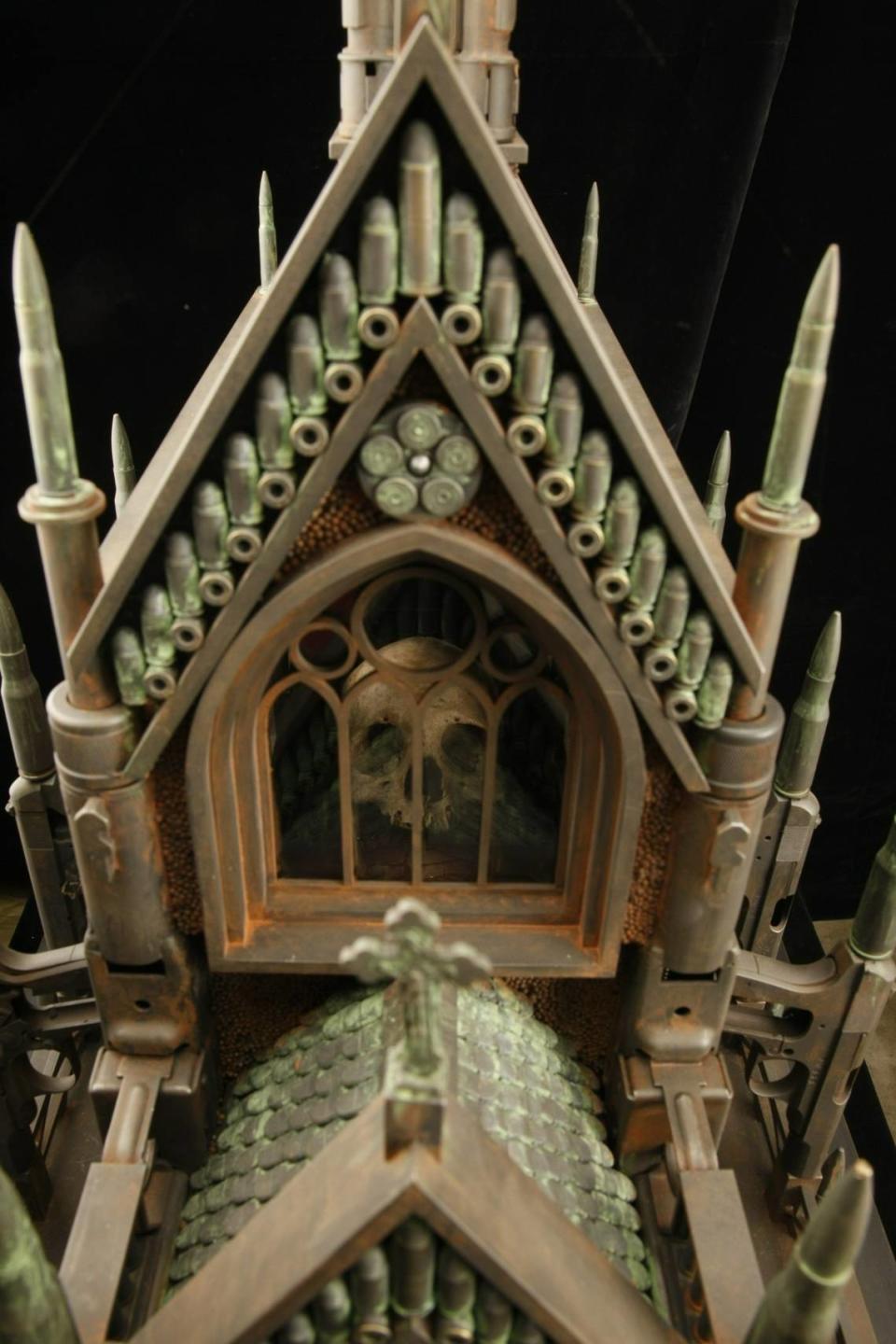 Un cráneo humano real en el interior de 'Gothic Mausoleum', una escultura del artista Al Farrow. La obra está hecha de balas, casquillos y pistolas reciclados.