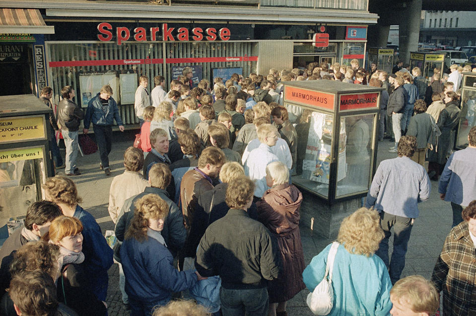 Vor den Westberliner Sparkassen bildeten sich lange Schlangen, schließlich standen jedem DDR-Bürger bei Einreise in die Bundesrepublik 100 DM Begrüßungsgeld zu. Das Bargeld wurde knapp, Nachschub musste eingeflogen werden. (Bild: AP Photo/Udo Weitz)