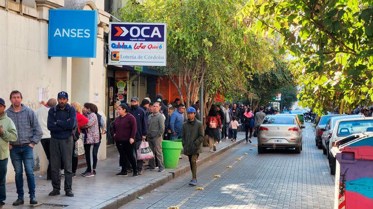 Largas filas en una sede cordobesa de la Anses para cobrar el refuerzo alimentario