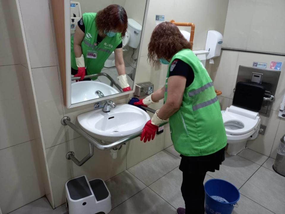 環保署表示，目前各大眾運輸場站、加油站都已加強公廁清潔（圖為台北捷運西門站）。   圖：環保署／提供