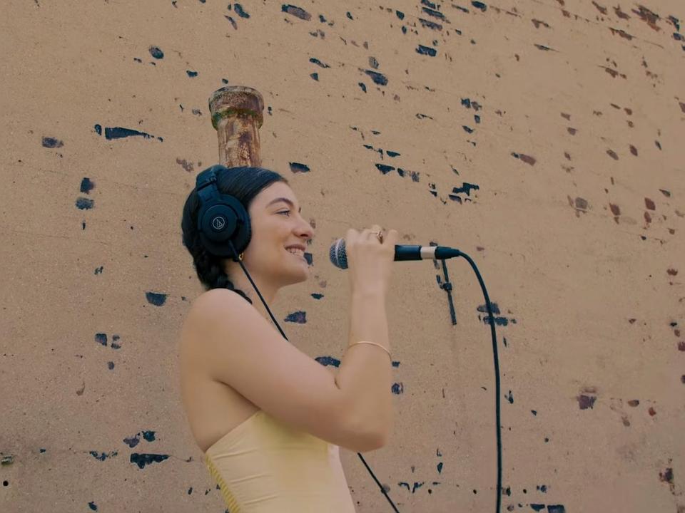 Lorde Dominoes Live Rooftop Performance