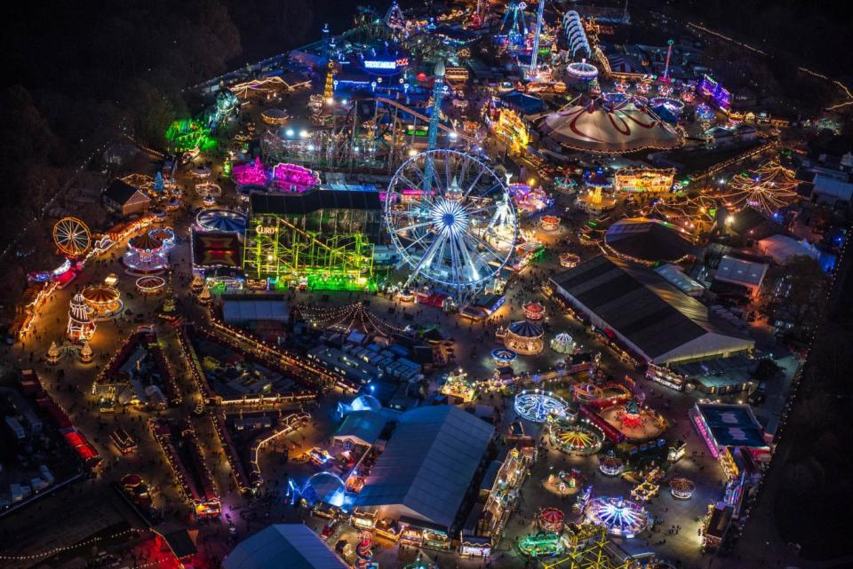 Winter Wonderland in Hyde Park at night (www.jasonhawkes.com )