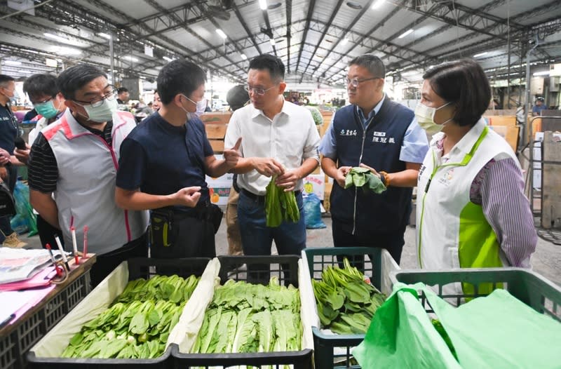 桃園副市長蘇俊賓視察果菜市場蔬果供應情形 颱風杜蘇芮逼近，桃園市副市長蘇俊賓（中）25日上 午到桃園區視察桃園果菜市場蔬果供應情形。 （桃園市政府提供） 中央社記者葉臻傳真  112年7月25日 