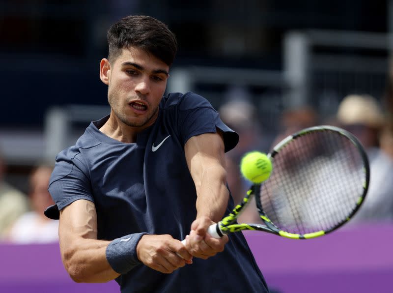 El español Carlos Alcaraz durante su partido de octavos de final contra el británico Jack Draper, en The Queen's Club, en Londres, Reino Unido