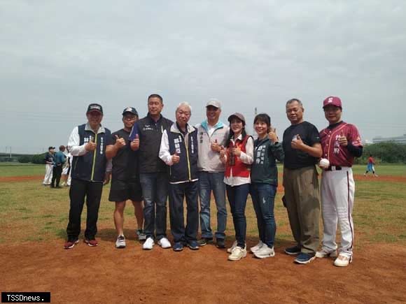 市長盃慢速壘球錦標賽在竹市左岸四座壘球場熱烈開打。