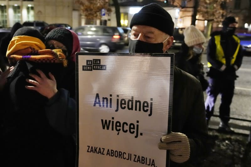 2022年1月26日，波蘭華沙一群女權運動人士在憲法法院外舉標語抗議嚴格的墮胎禁令，這名男子也舉著標語加入行列，標語寫著「不要再有人受害」（美聯社）