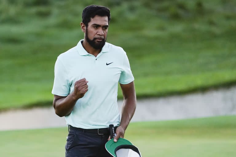 Tony Finau celebra después de ganar el torneo The Northern Trust en el Liberty National Golf Course 