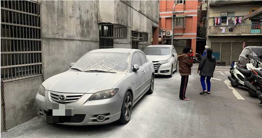 泰山區和平街巷內的車輛，因遭滅火器亂噴車身毀損。（圖／翻攝畫面）