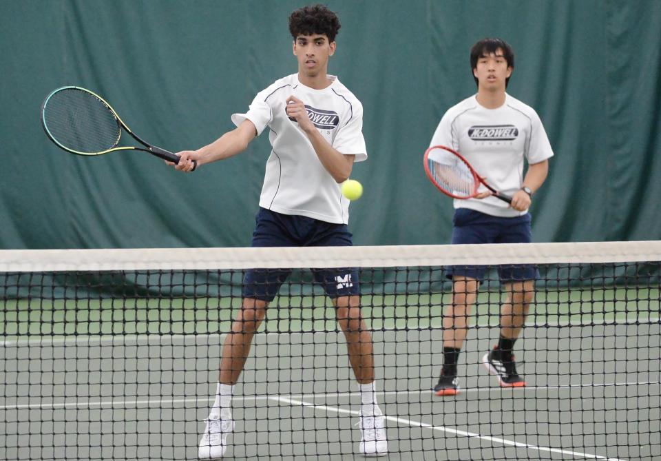 Krish Jain de McDowell High School, a la izquierda, y su compañero de equipo Eric Cui compiten en un partido de tenis de dobles de cuartos de final de Clase 3A del Distrito 10 de niños en Westwood Racquet Club.