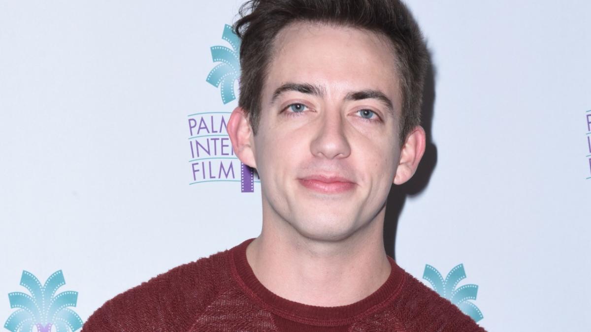 Ariana Grandes New Song Inspires Glee Star Kevin Mchale To Come Out Publicly 