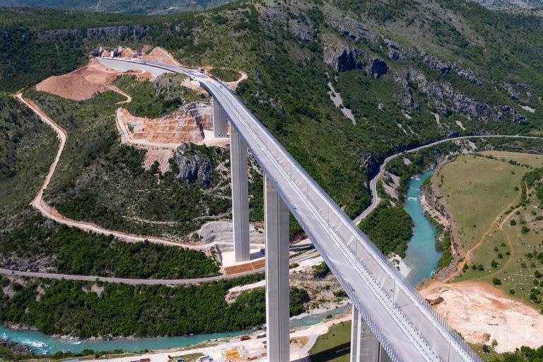 Montenegro construye un autopista que destruye su economía