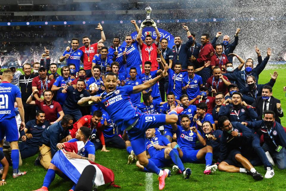 Cruz Azul's captain Jesus Corona (C) and teammates celebrate with the trophy after winning the Mexican Clausura final football match against Santos at Azteca stadium in Mexico City, on May 30, 2021. (Photo by RODRIGO ARANGUA / AFP) (Photo by RODRIGO ARANGUA/AFP via Getty Images)