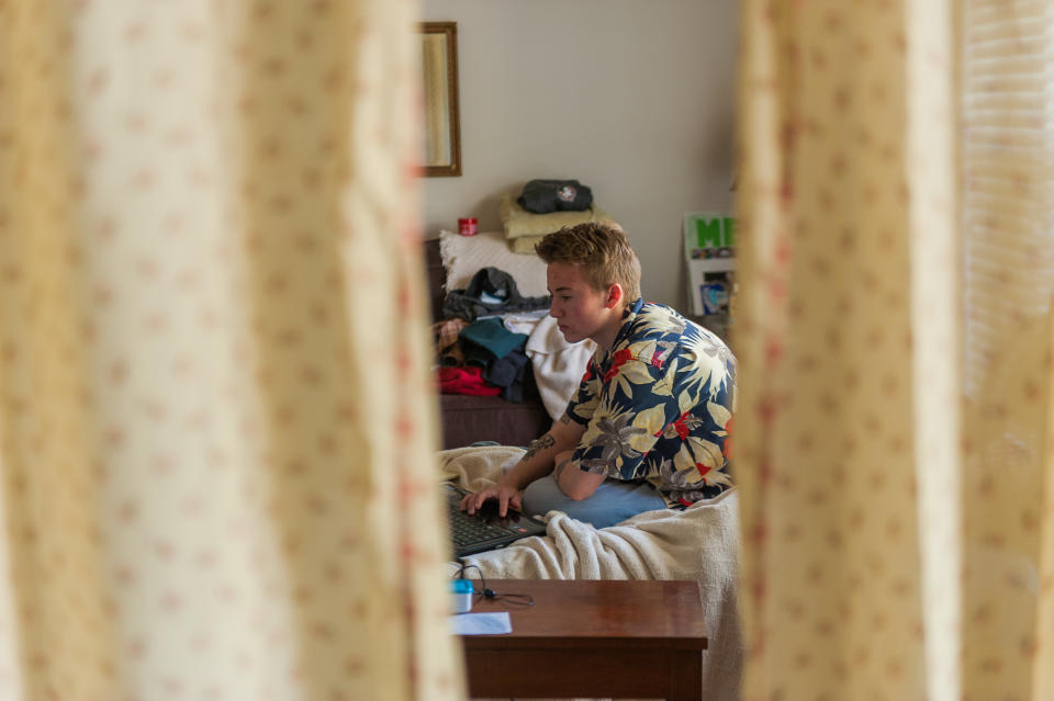 Preston Curts works on school work at his home in Ocala, Florida.&nbsp; (Photo: Chris McGonigal/HuffPost)