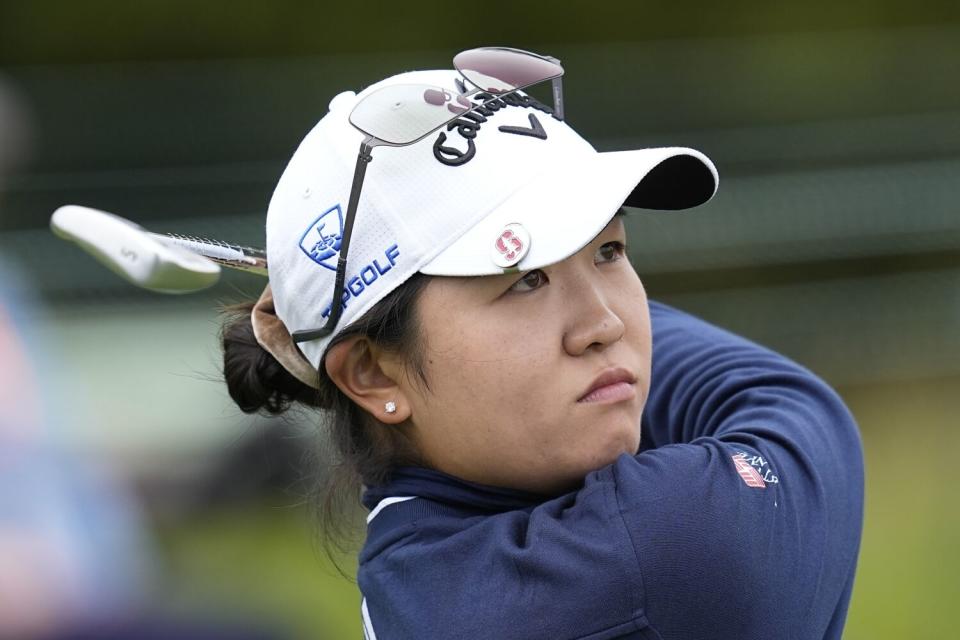 Rose Zhang observa su golpe de salida en el quinto hoyo durante una ronda de práctica en Pebble Beach Golf Links el martes.