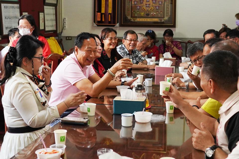 郭台銘昨則在楊秋興陪同下，前往高雄旗山天后宮參香。翻攝旗山天后宮臉書