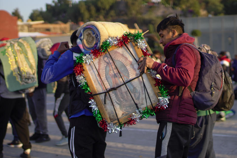 Peregrinos llevan íconos de la Virgen de Guadalupe a la Basílica de Guadalupe en la Ciudad de México, la madrugada del lunes 12 de diciembre de 2022. (AP Foto/Aurea Del Rosario)