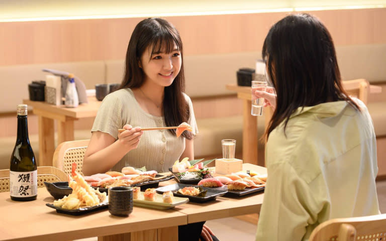 若櫻壽司提供生魚片、日式烤物、天婦羅多樣日式餐點。（圖／DON DON DONKI提供，以下同）