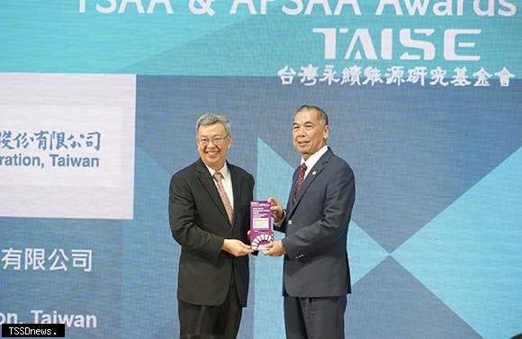 行政院長程建仁（左）出席頒獎，由台灣中油董事長李順欽（右）代表領獎。