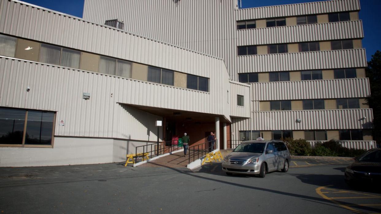 Edmund Joseph Organ, 76, appeared in provincial court in Dartmouth Thursday morning with his lawyer Eugene Tan to face the murder charge. (Robert Short/CBC - image credit)