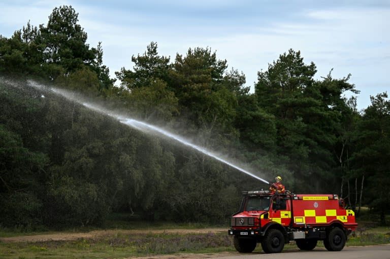 Une équipe de pompiers dans un centre d'entraînement de l'armée dans le Surrey, dans le sud-est de l'Angleterre, le 24 août 2023 (Daniel LEAL)