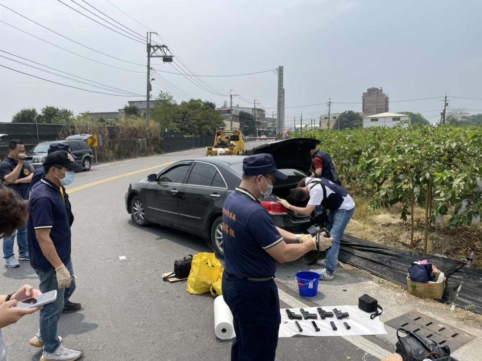 高雄市仁武分局於今（15）日在市警局各單位同仁努力查緝下，順利逮捕13日凌晨於仁武區的槍擊案吳姓開槍主嫌及開槍李嫌、開車撞門邱嫌等四嫌到案，截至目前已查獲涉案6車9人與4把改造手槍。   圖：高雄市警察局提供