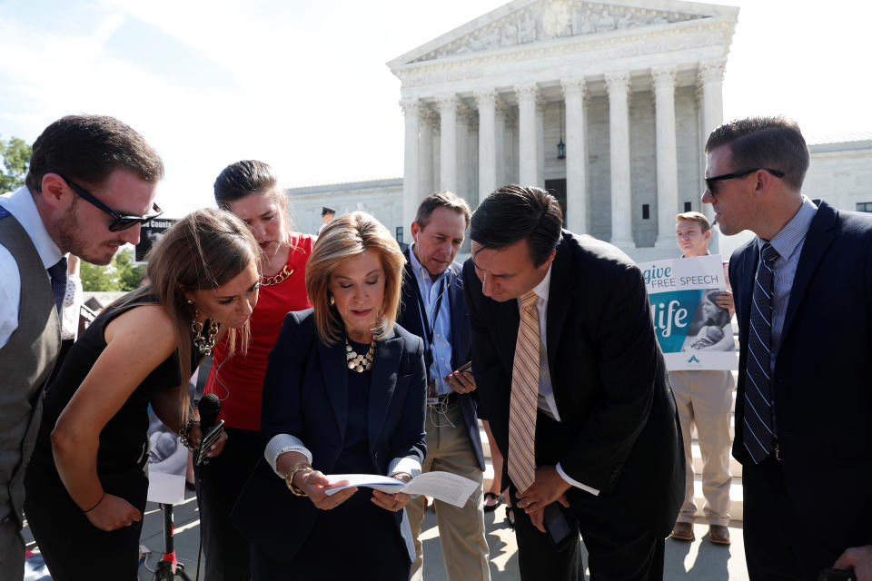 Das bekannteste Gesicht der Alliance Defending Freedom (ADF) ist die Anwältin Kristen Waggoner (Mitte), die im Namen der religiösen Freiheit schon in mehreren Fällen bis vor das oberste Gericht der USA gezogen ist. (Bild: REUTERS/Leah Millis)