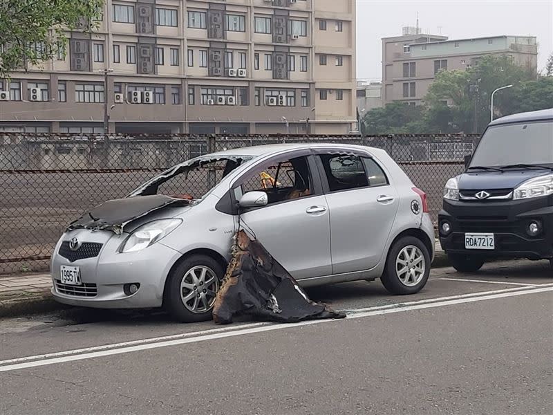 停在路邊的轎車被丟酒精紙團縱火焚毀。（圖／翻攝自記者爆料網）