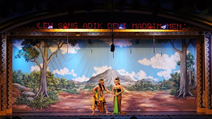 Running text: For those who do not understand the Javanese language, Bharata Purwa's stage is equipped with a running text screen showing dialogue in Indonesian. (