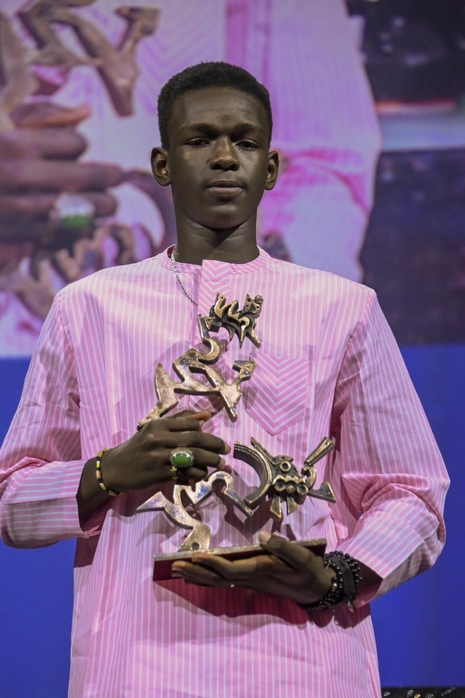 ARCHIVO - Seydou Sarr posa con el premio Marcello Mastroianni al mejor actor joven por su actuación en "Io Capitano" ("Yo capitán"), durante la ceremonia de clausura de la 80ª edición del Festival de Cine de Venecia en Venecia, Italia, el sábado. 9 de septiembre de 2023. "Io Capitano", de Matteo Garrone, nominado a la 96ª edición de los Premios de la Academia en la categoría de largometraje internacional, está inspirada en la historia de Mamadou Kouassi, un migrante que hizo el viaje desde su Costa de Marfil natal hasta Italia. (Gian Mattia D'Alberto/LaPresse vía AP)