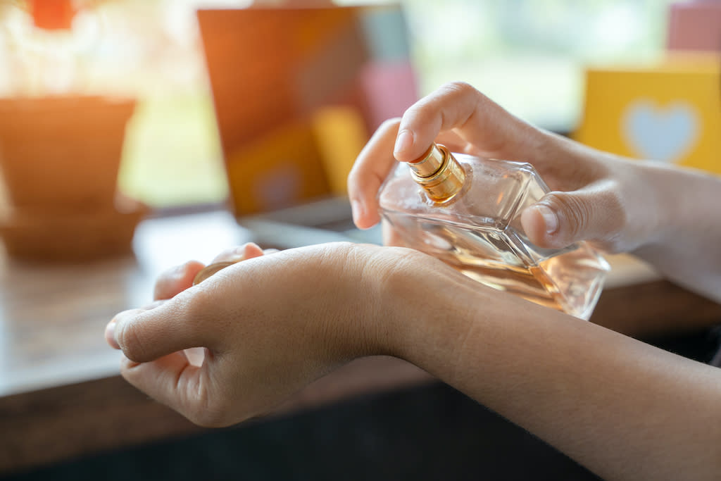 De nombreux parfums sont à prix cassé à l'occasion des soldes d'été. (Photo : Getty Images)