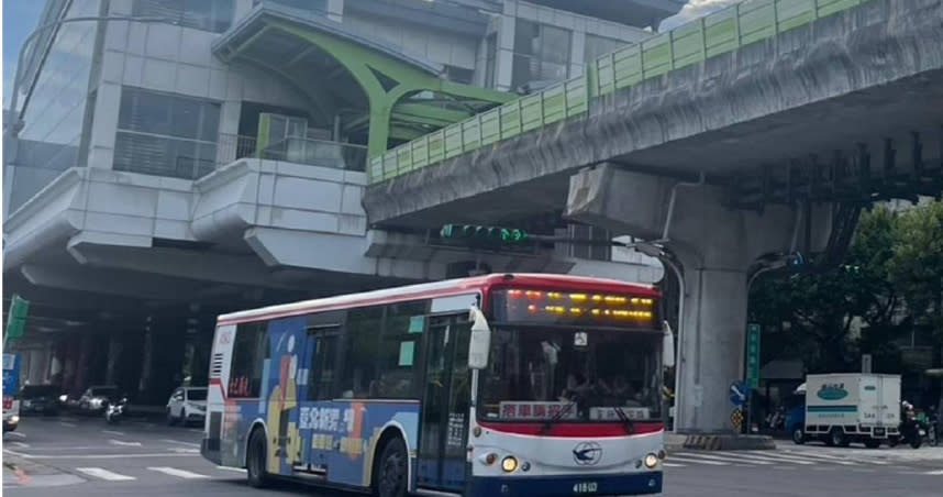 台北市一輛公車23日停在松山總站時遭不明人士「整輛開走」，所幸半小時內火速找回失竊公車，而該起意外竟是駕駛員粗心「忘拔鑰匙」釀禍。（示意圖／報系資料照）