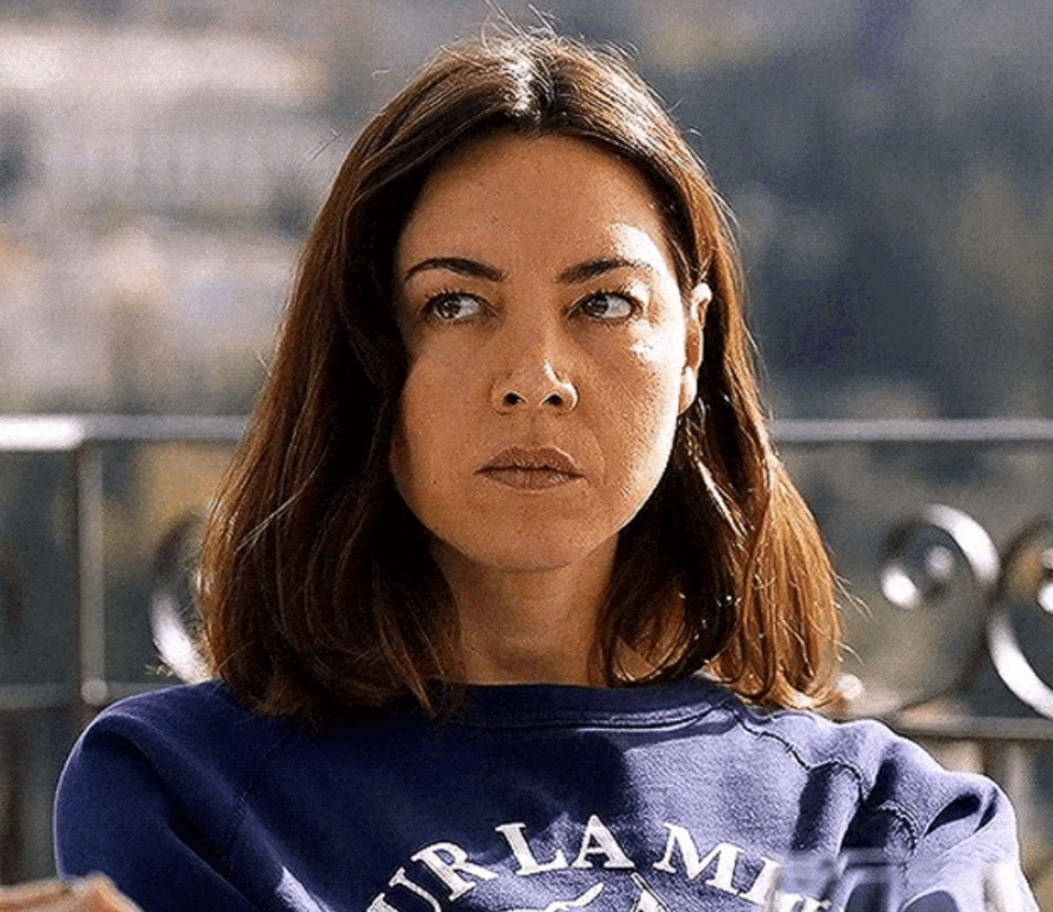 Aubrey Plaza in "The White Lotus 2" looking disgusted