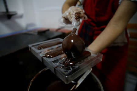 Adriana Pino makes chocolate bars at the +58 Cacao chocolate factory in Caracas, Venezuela October 6, 2017. REUTERS/Carlos Garcia Rawlins