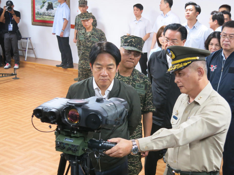 ▲賴清德總統（左）勗勉陸戰六六旅，並視察多功能雷觀機等國造軍備，聽取陸戰隊指揮部指揮官馬群超（右）說明。鄭鴻達攝影