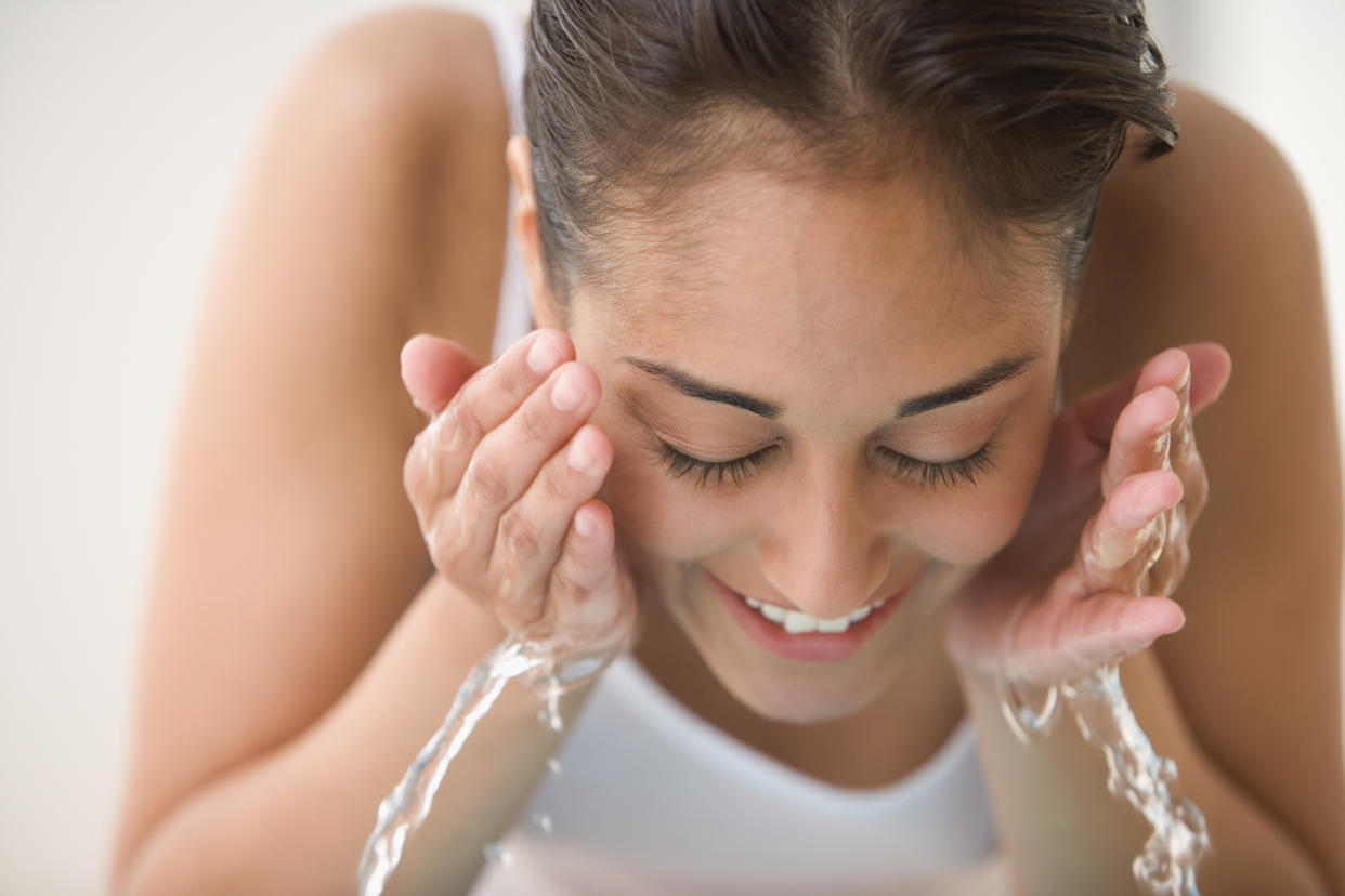 El cepillo de limpieza facial cuenta con más de 30,000 reseñas positivas en Amazon. (Foto: Getty Images).