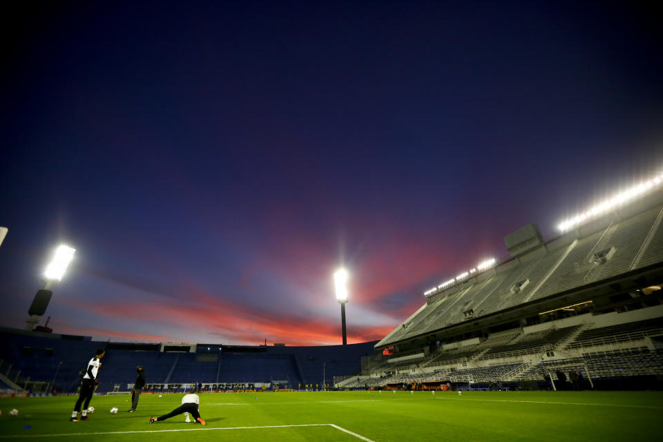 Jugadores de la Liga de Quito se estiran previo al partido contra Vélez Sarsfield por la Copa Libertadores en Buenos Aires, el jueves 13 de mayo de 2021. (AP Foto/Marcos Brindicci, Pool)